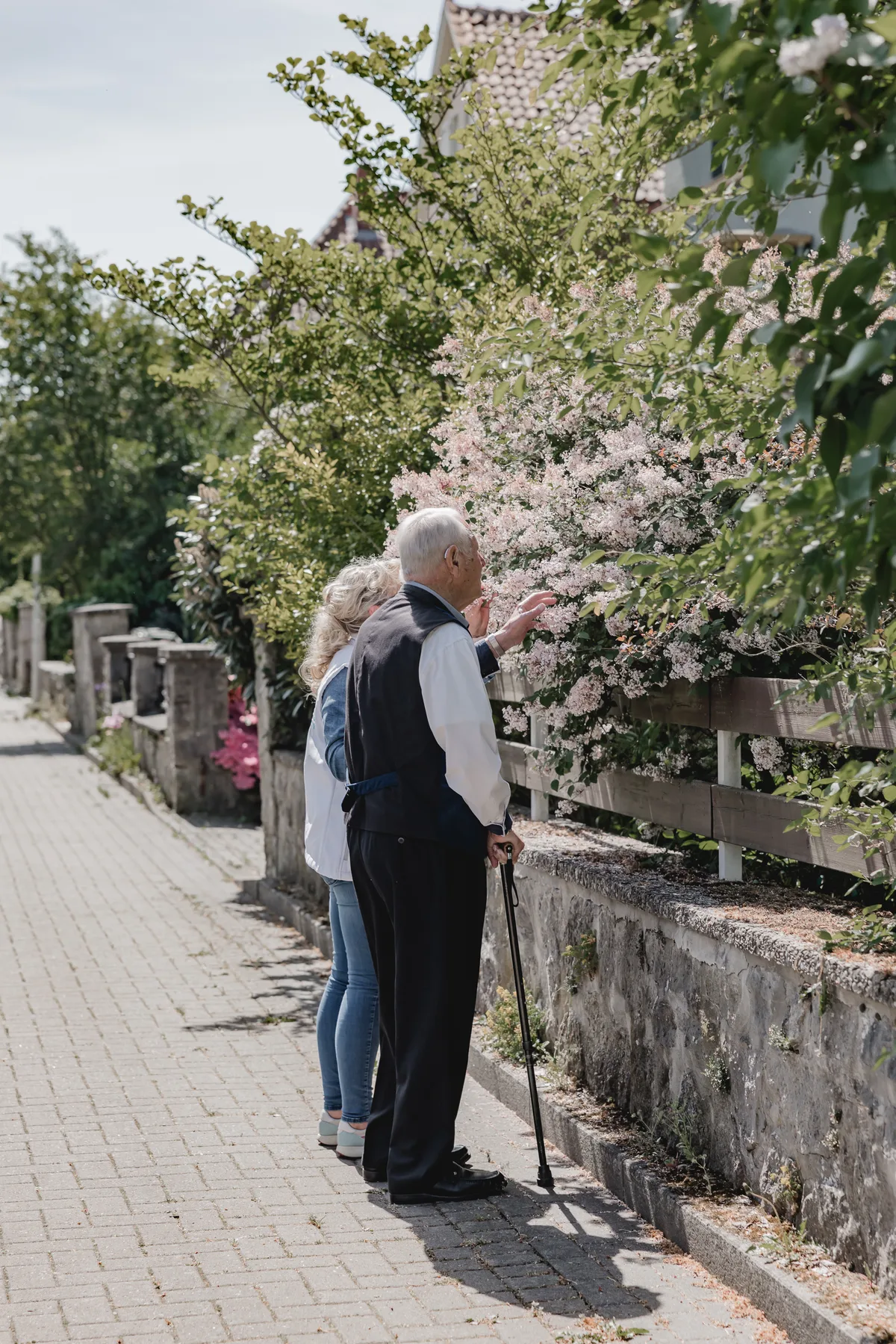 REKA Pflegekraft begleitet einen Senior bei einem Spaziergang in der Region Hildesheim